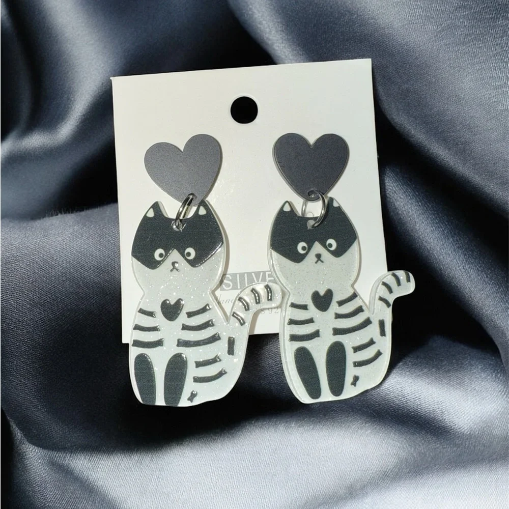 Stylish Cat Earrings - Black and White